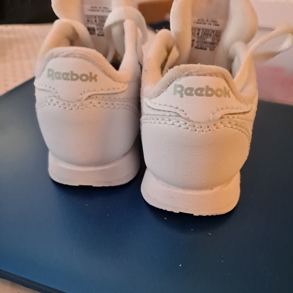 White Reebok Classics - Picture 5 of 5